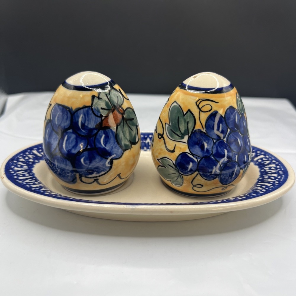 Vintage Polish Pottery Boleslawiec Tuscan Grapes Salt & Pepper Shaker Set Tray